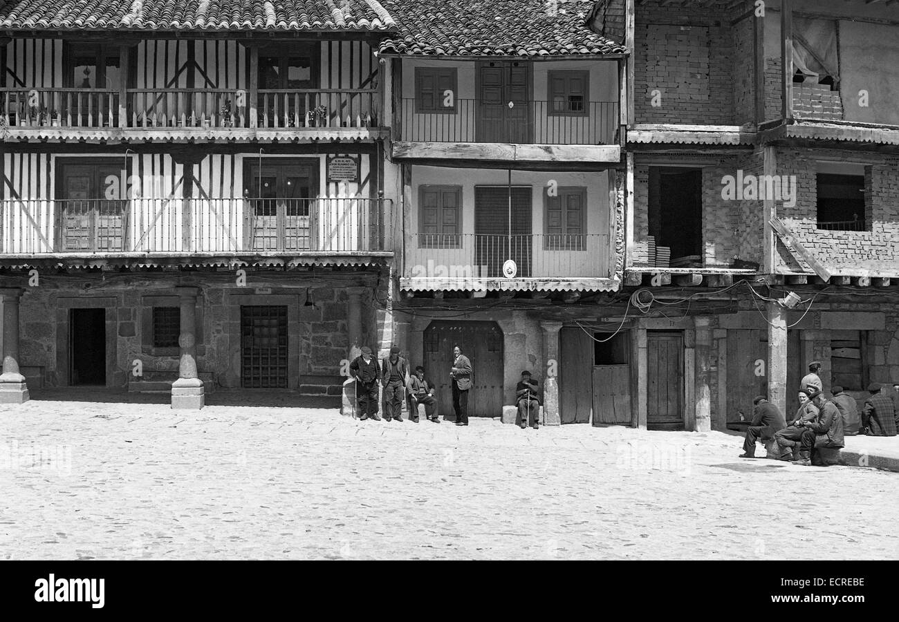 Eine Gruppe von ältesten Vortrag in den Arkaden des Platzes des mittelalterlichen Dorfes ich befindet sich in der "Sierra de France" am August 1979 Stockfoto