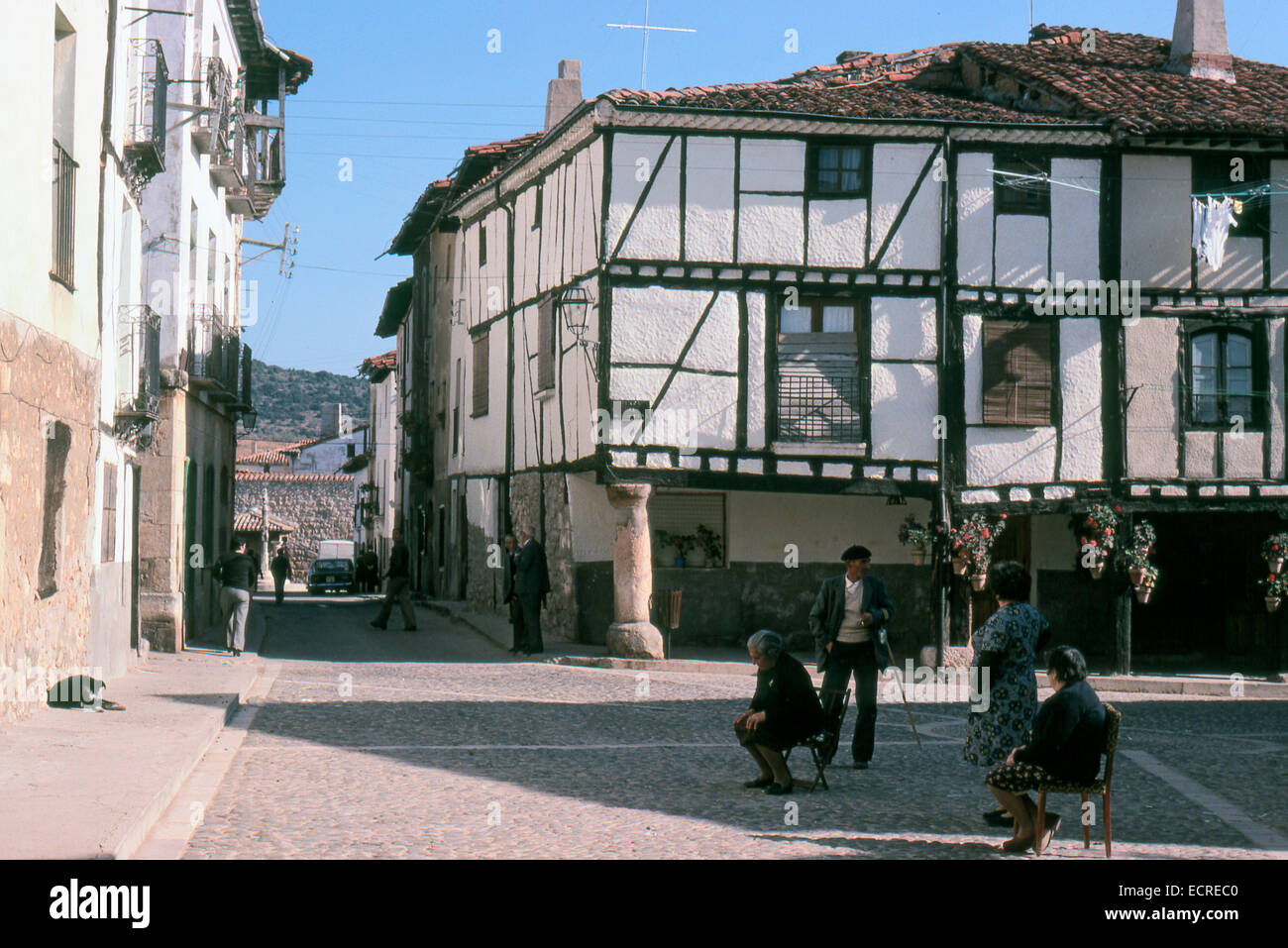 Eine Gruppe von ältesten Vortrag in den Arkaden des Platzes des mittelalterlichen Dorfes ich befindet sich in der "Sierra de France" am August 1979 Stockfoto