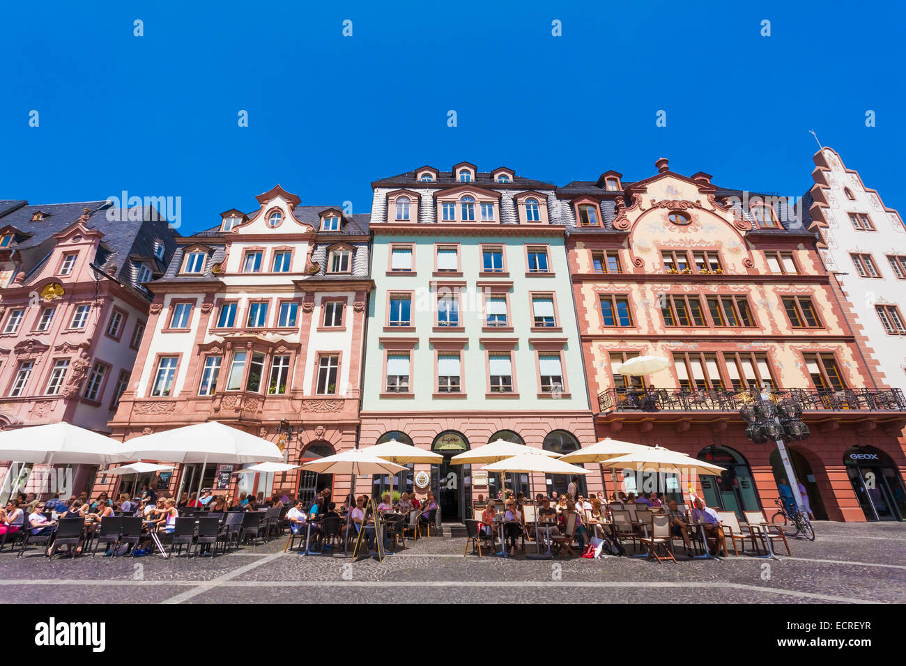 CAFÉS UND RESTAURANTS AM MARKTPLATZ, ALTSTADT, MAINZ, RHEINLAND-PFALZ, DEUTSCHLAND Stockfoto