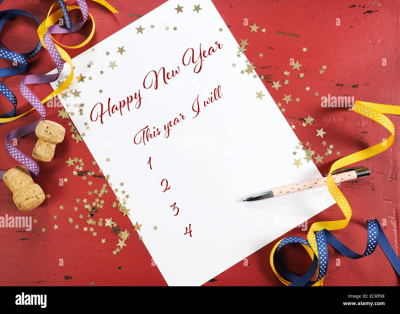 Glücklich Neujahrsvorsätze Planung und Ziel-Liste auf dunkelroten Holz Hintergrund mit goldenen Sternen und festliche Dekorationen. Stockfoto
