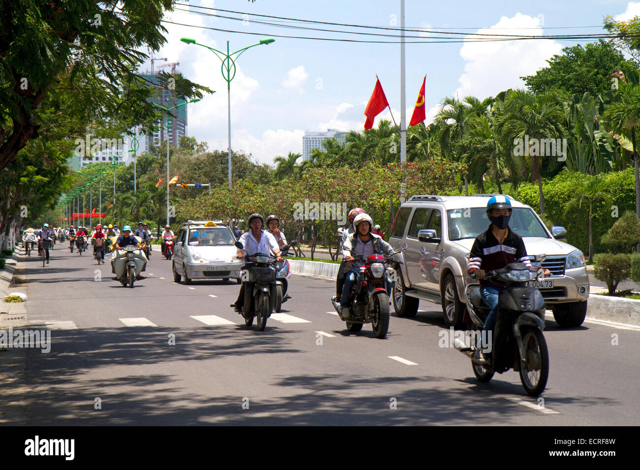 Scooter-Verkehr auf einer Straße in Nha Trang, Vietnam. Stockfoto