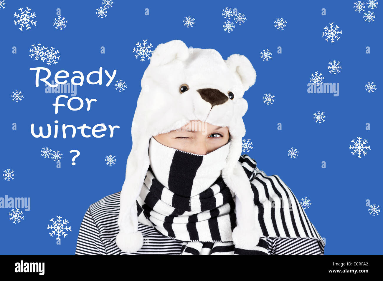 Lustige Frau mit Hut und Streifen Schal Eisbär zwinkert: humorvolle Winter-Konzept Stockfoto