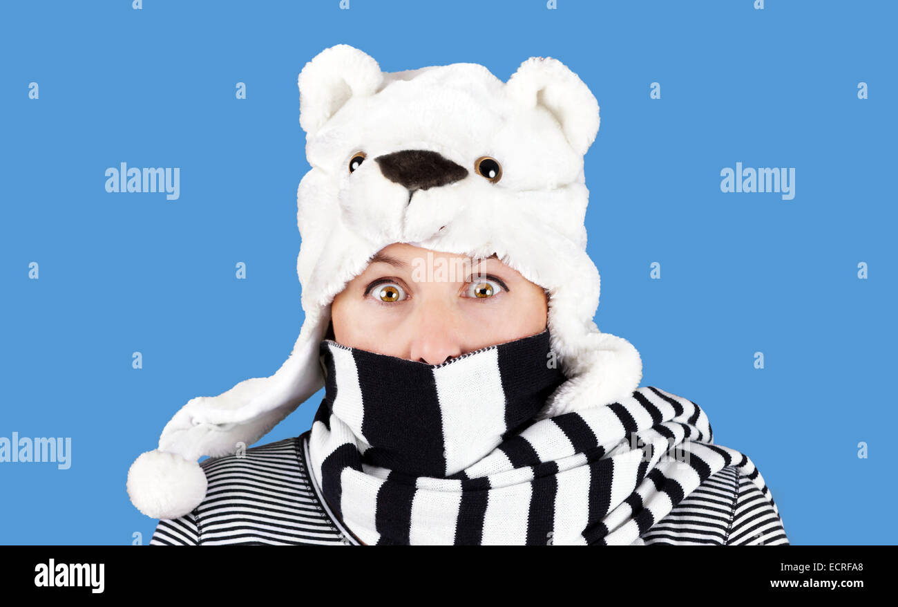 Lustiges Gesicht Frau mit Hut und Streifen Schal Eisbär: humorvolle Winter-Konzept Stockfoto