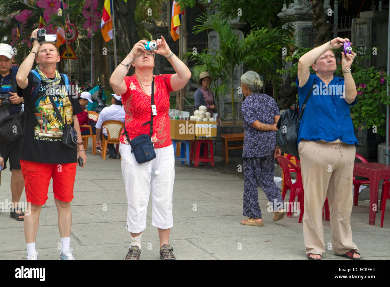 Russische Touristen mit Kameras in Nha Trang, Vietnam. Stockfoto