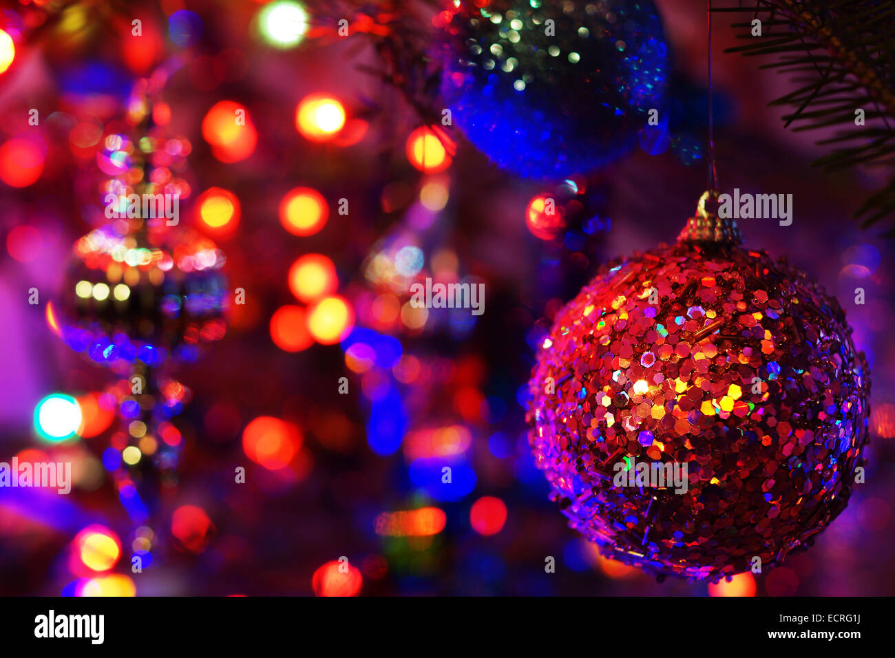 Schöne und bunte Lichter und Weihnachtsschmuck in einer Tanne Stockfoto