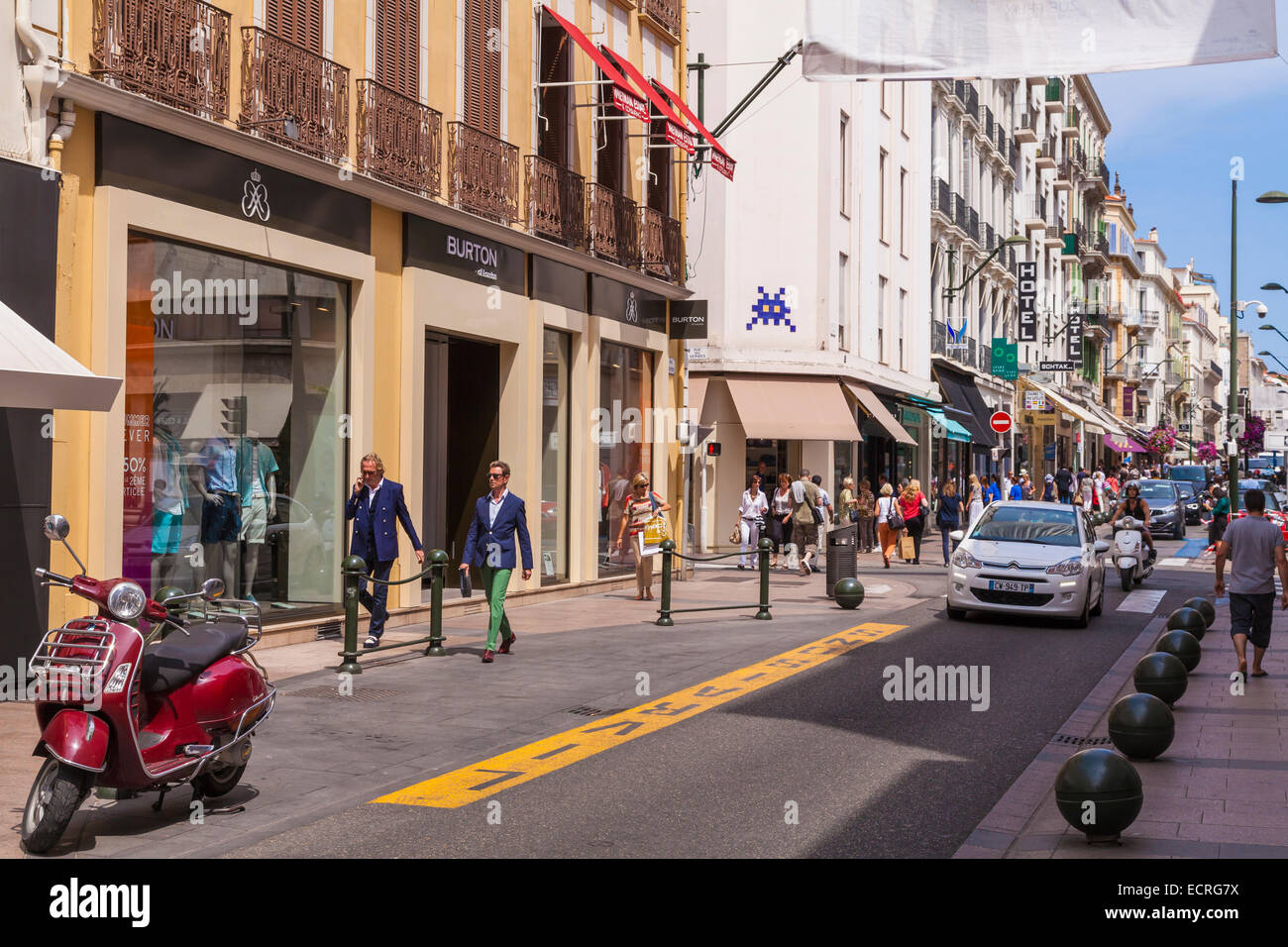 GESCHÄFTE, MENSCHEN, SHOPPING, EINKAUFSSTRAßE, RUE D ' ANTIBES, CANNES, CÔTE D ' AZUR, PROVENCE, FRANKREICH Stockfoto