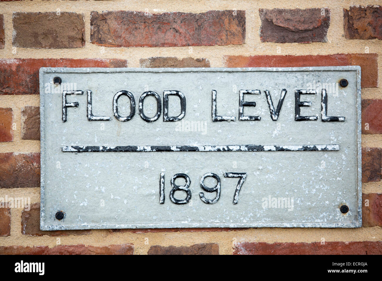 Eine Flut-Marker-Niveau in Blakeney, Norfolk, Großbritannien. Stockfoto