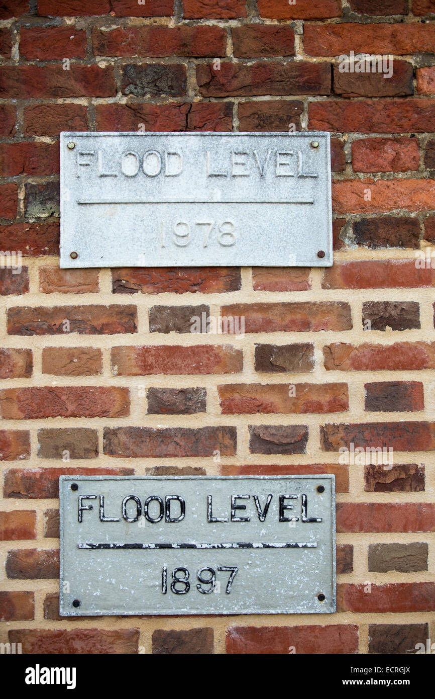 Eine Flut-Marker-Niveau in Blakeney, Norfolk, Großbritannien. Stockfoto