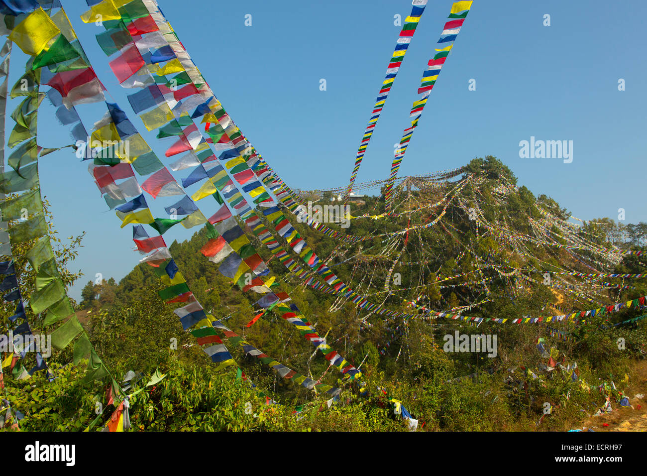 Gebetsfahnen im Namo Buddha Heiligtum auf einem Hügel am 1982 Mtr wichtiger Wallfahrtsort im Zentrum Panauti Nepal Stockfoto