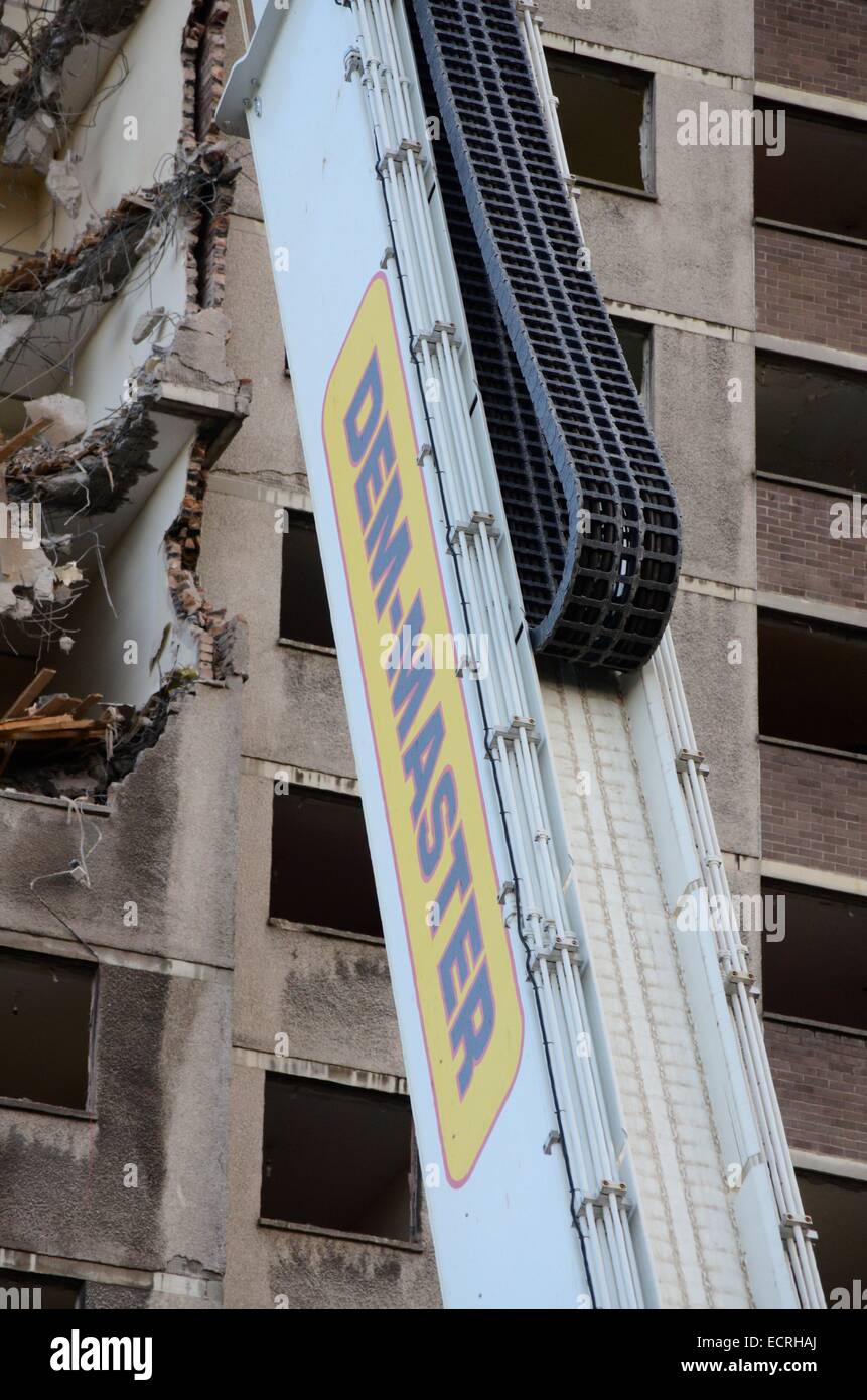 Glasgow, Schottland 7. Februar 2014. Abriss der Hochhaus-Wohnungen am Pinkston Drive. Stockfoto