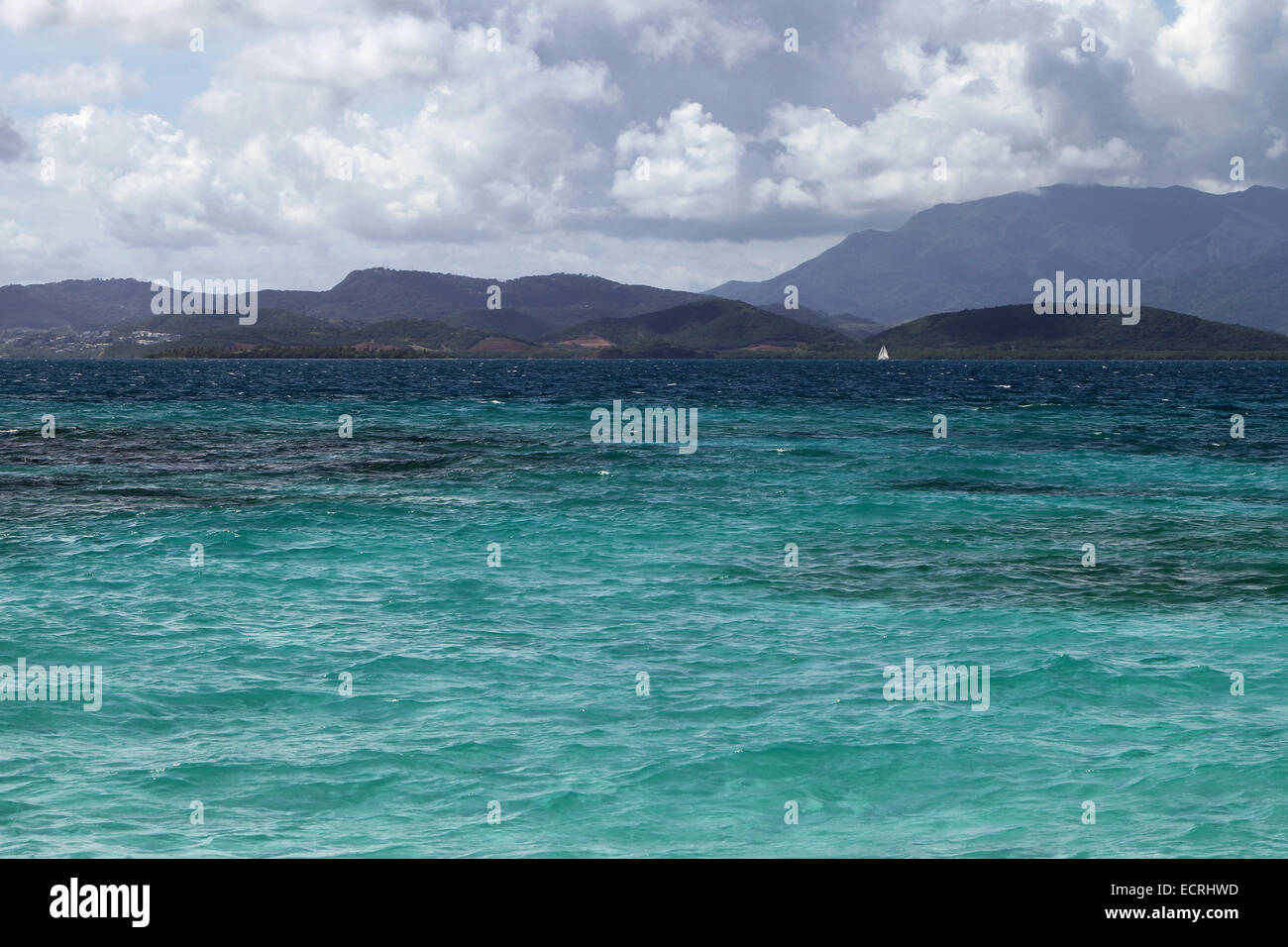 Ein Blick auf Puerto Rico vom Ozean entfernt. Stockfoto