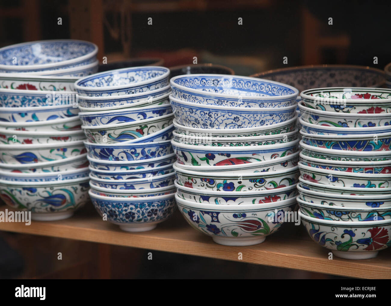 Traditionelle türkische Souvenir Schalen auf einem Regal Stockfoto
