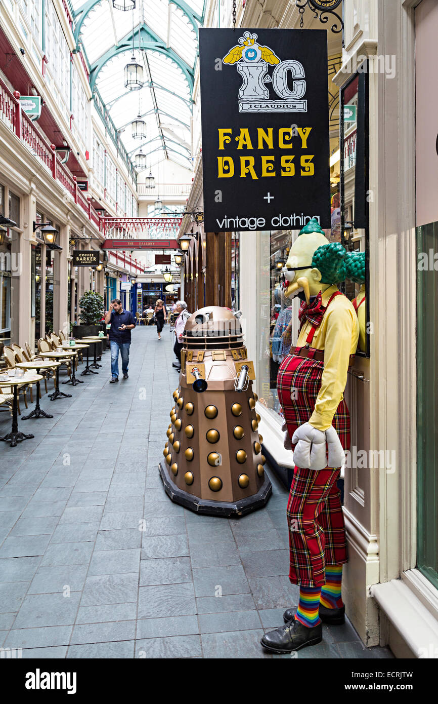Melden Sie sich für Fancy Dress Shop mit Clown und Dalek, Cardiff, Wales, UK Stockfoto