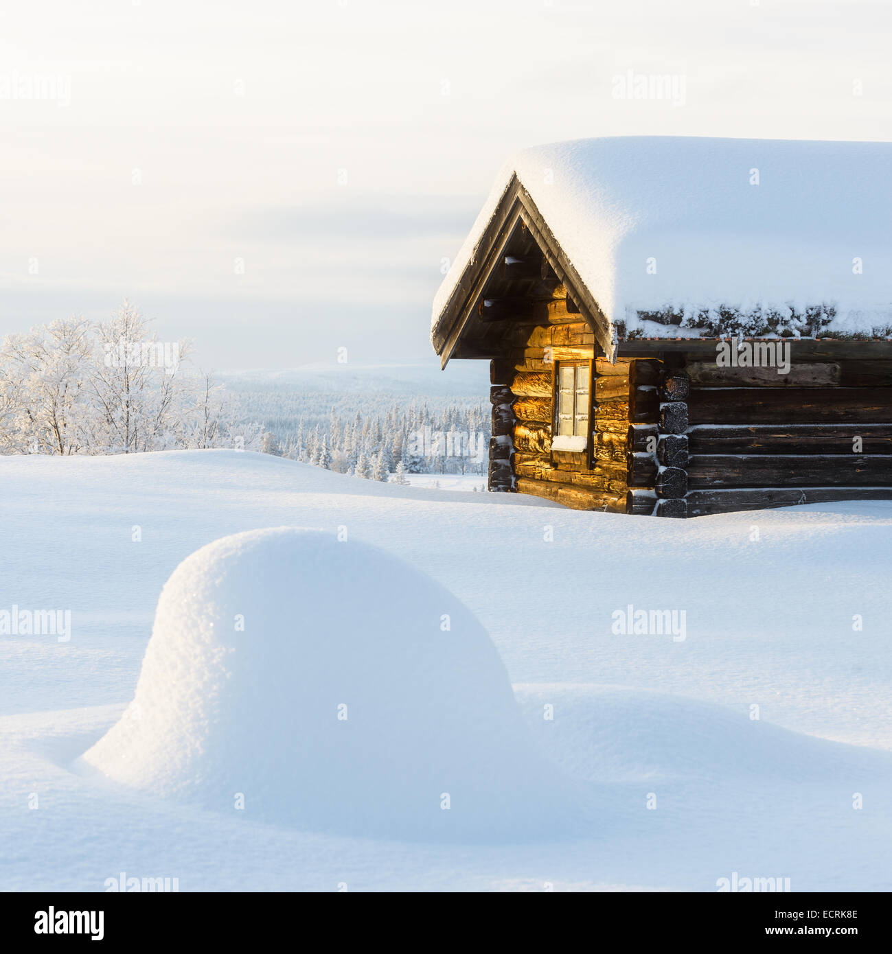Holz-Ferienhaus in den Bergen im winter Stockfoto