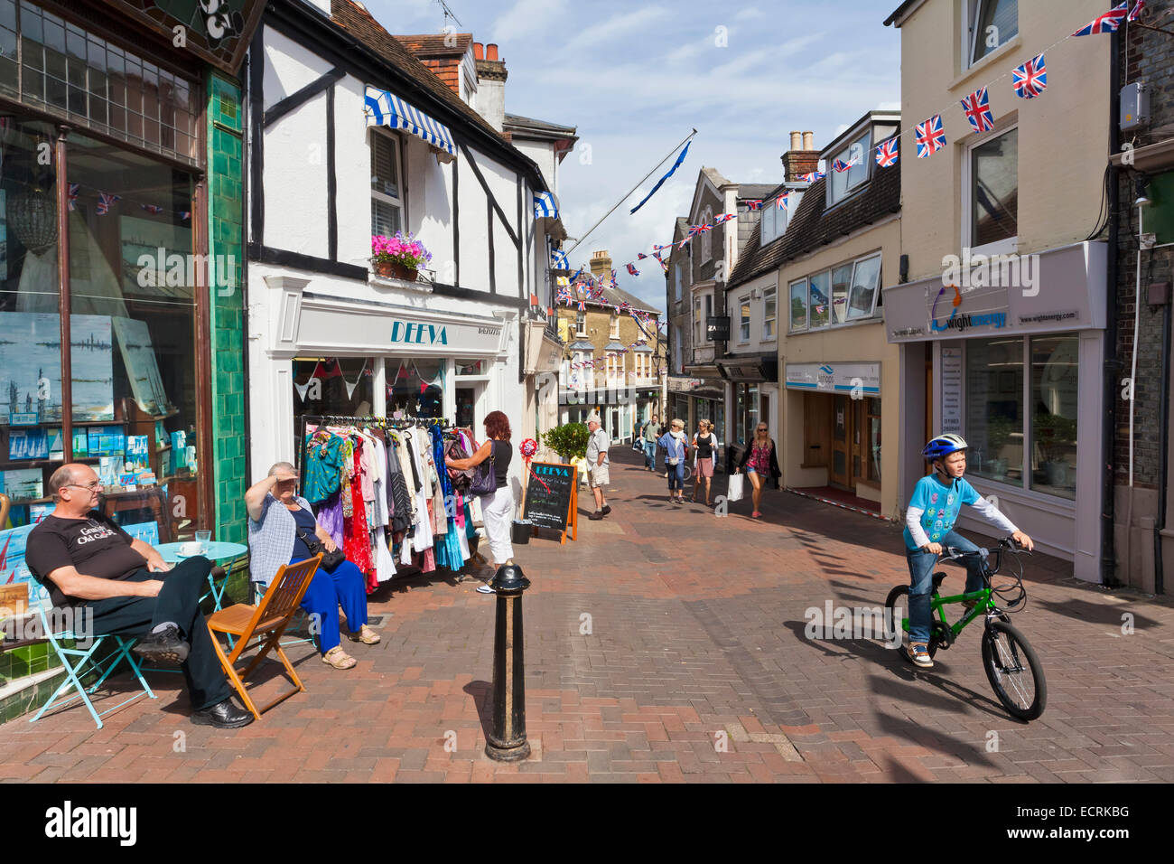 GESCHÄFTE IN DER FUßGÄNGERZONE VON COWES, ISLE OF WIGHT, ENGLAND, GROßBRITANNIEN Stockfoto