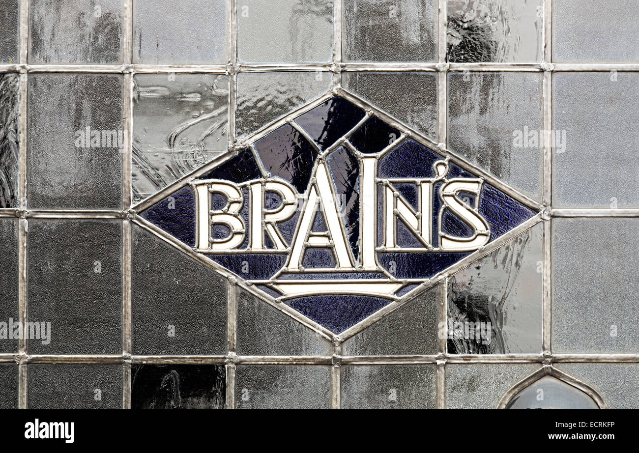 Gehirne Bier Name im Fenster "verbleites Pub" Cardiff, Wales, UK Stockfoto