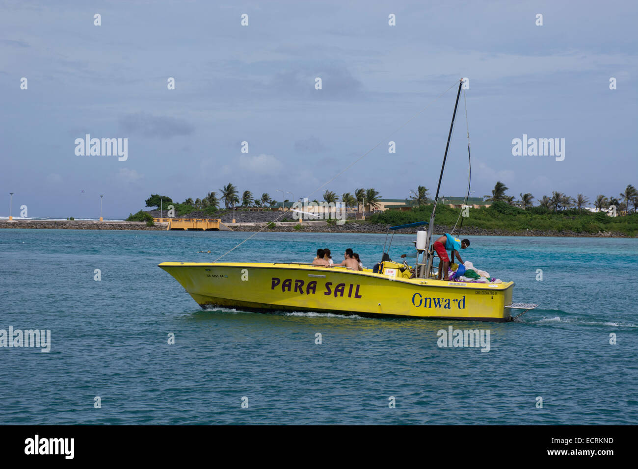 Mikronesien, Marianen, uns Territorium Guam, Agana (aka Hagatna). Paseo de Susana Park Blick auf Touristenboot in Agana Bucht. Stockfoto