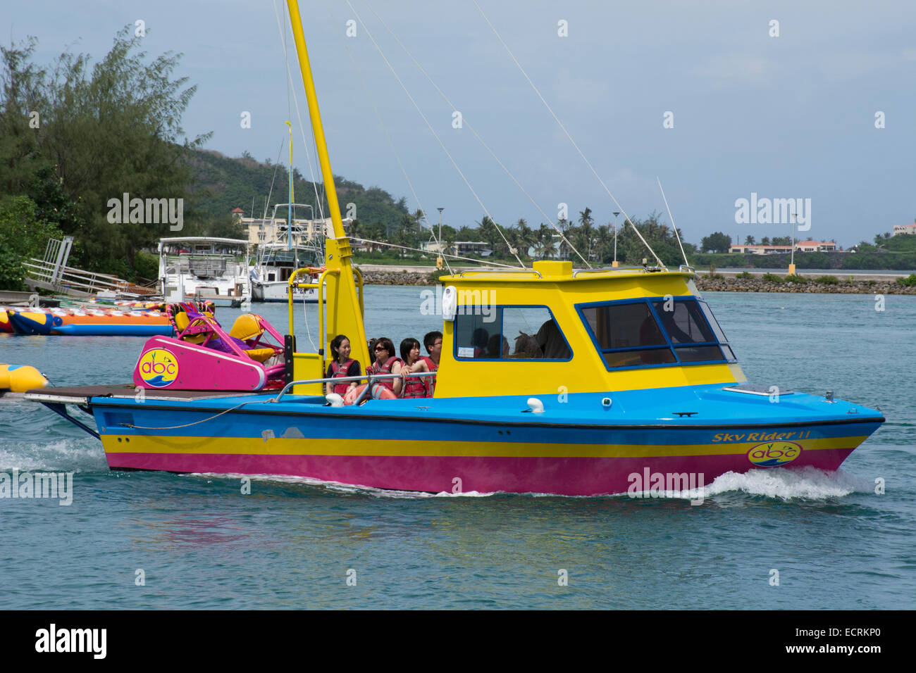 Mikronesien, Marianen, uns Territorium Guam, Agana (aka Hagatna). Paseo de Susana Park Blick auf Touristenboot. Stockfoto