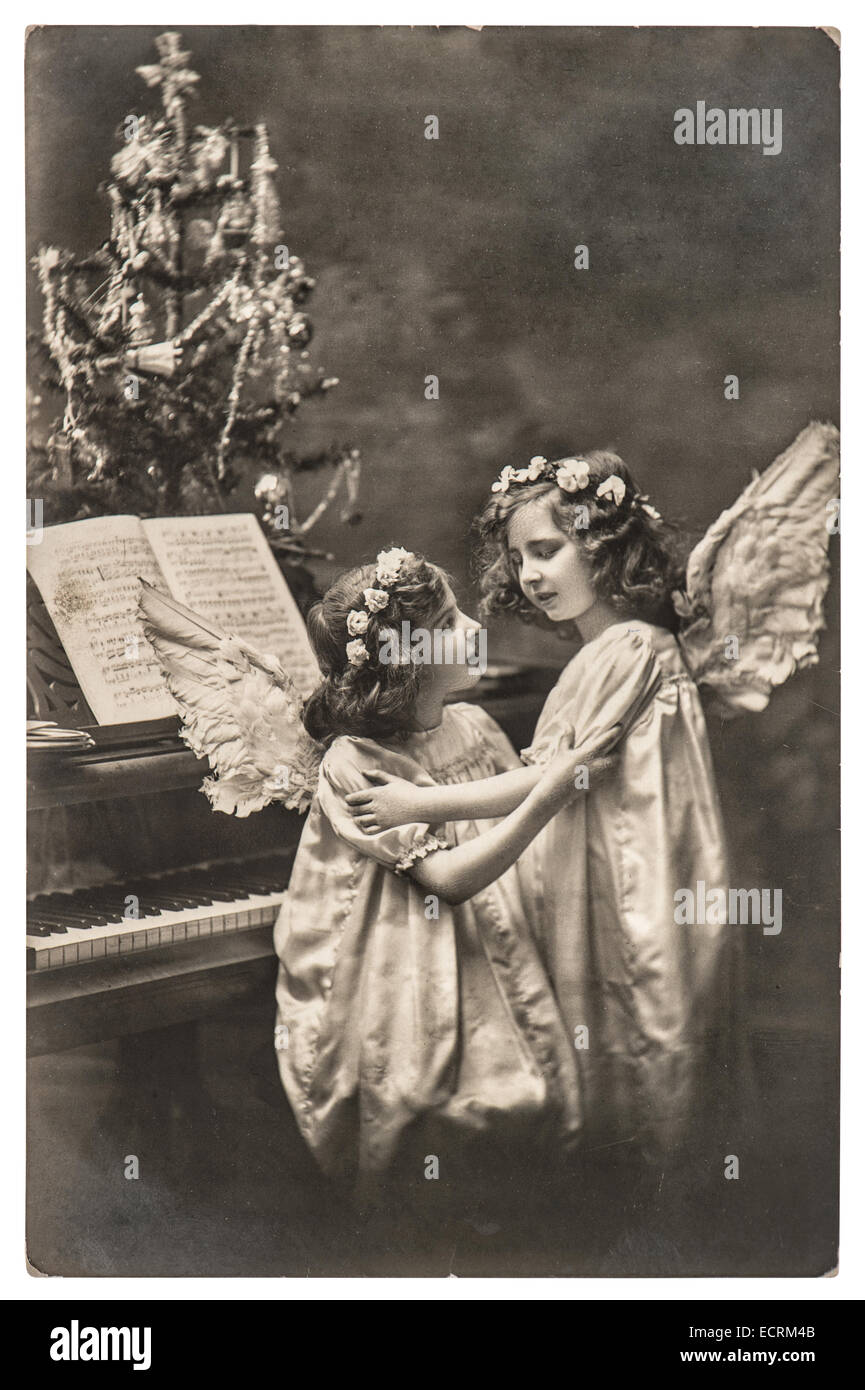 Sweety Engel Mädchen mit weißen Flügeln und Weihnachtsbaum. Vintage Bild mit originalen Filmkorn und Unschärfe Stockfoto