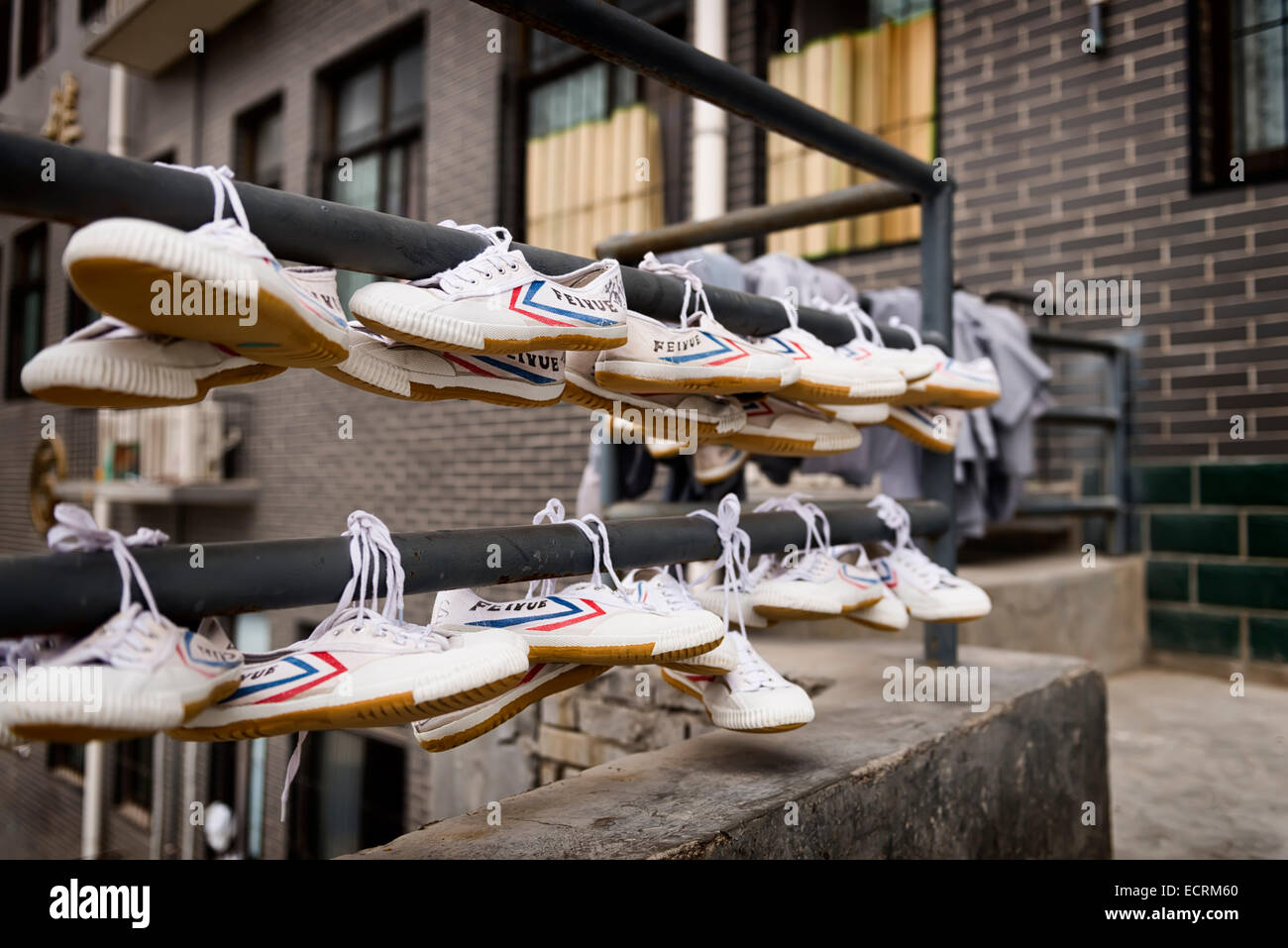 Feiyue Schuhe trocknen außerhalb von Shaolin Kung Fu Schule Schlafsaal in DengFeng, Zhengzhou, Henan, China 2014 Stockfoto