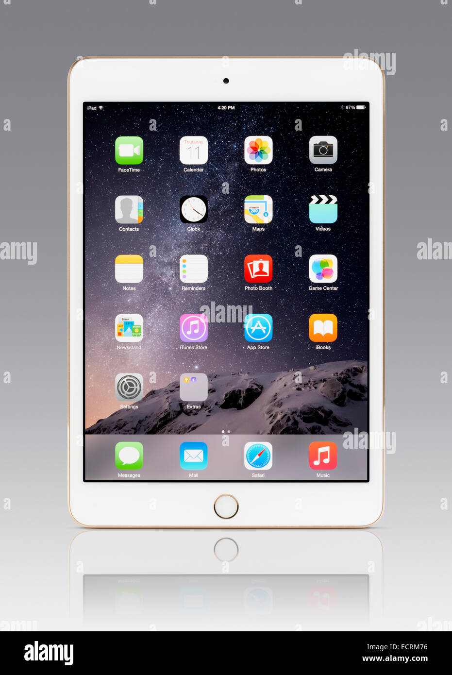 Weißgold Apple iPad Mini 3 Tablet-Computer mit Desktop-Symbole auf dem Display. Isoliert mit Beschneidungspfad auf grauem Hintergrund. Stockfoto