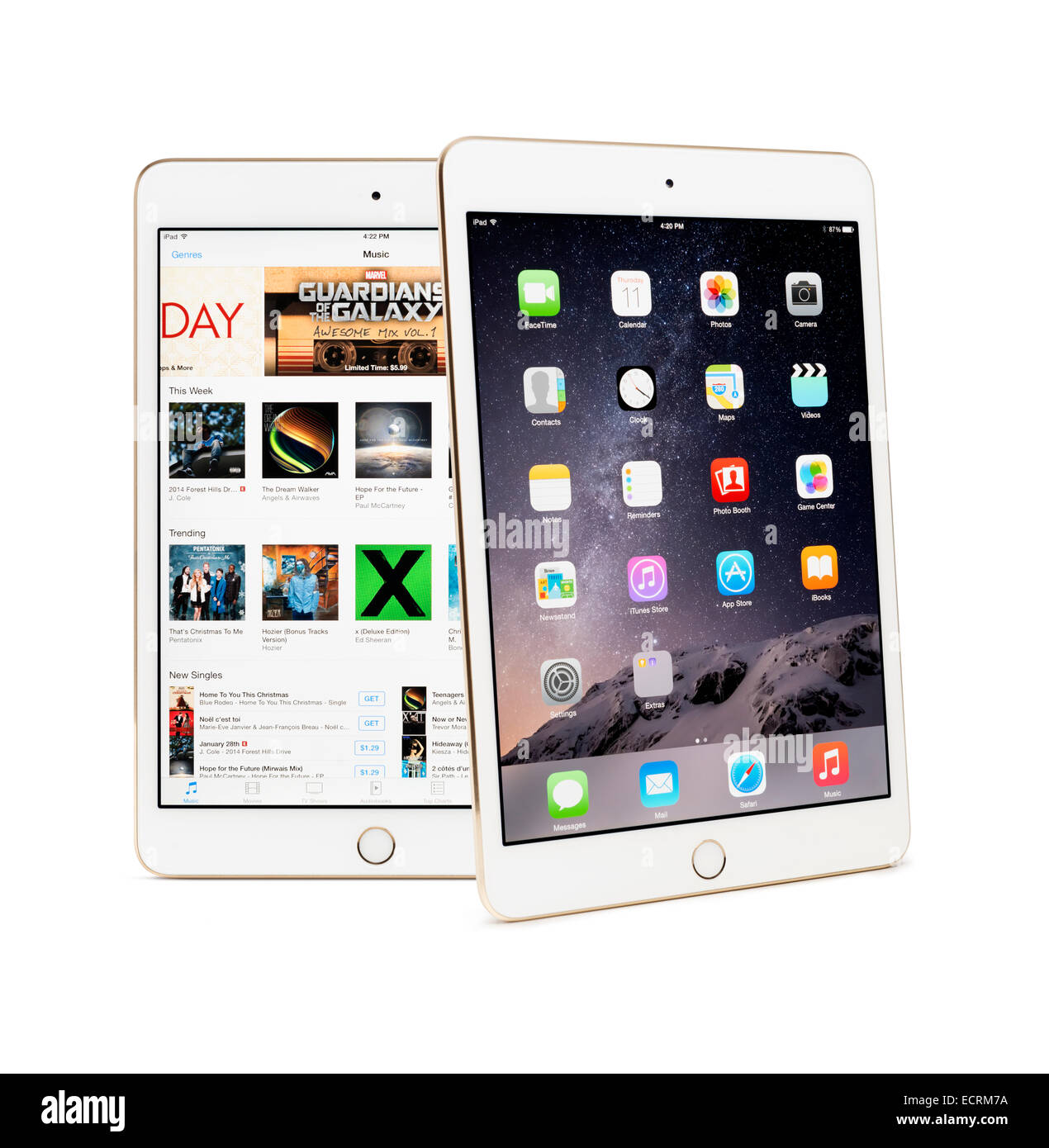 Zwei Apple iPad Mini 3 Tabletten, mit Desktop und iTunes Store auf ihren Displays isoliert auf weißem Hintergrund Stockfoto