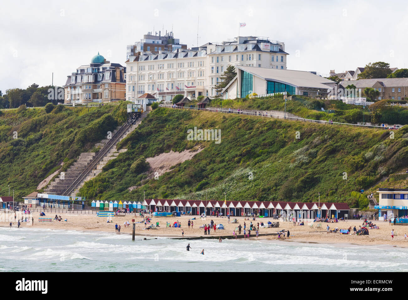 HIGHCLIFF MARRIOTT HOTEL, MENSCHEN AM STRAND, BOURNEMOUTH, BADEORT, DORSET, ENGLAND, GROßBRITANNIEN Stockfoto