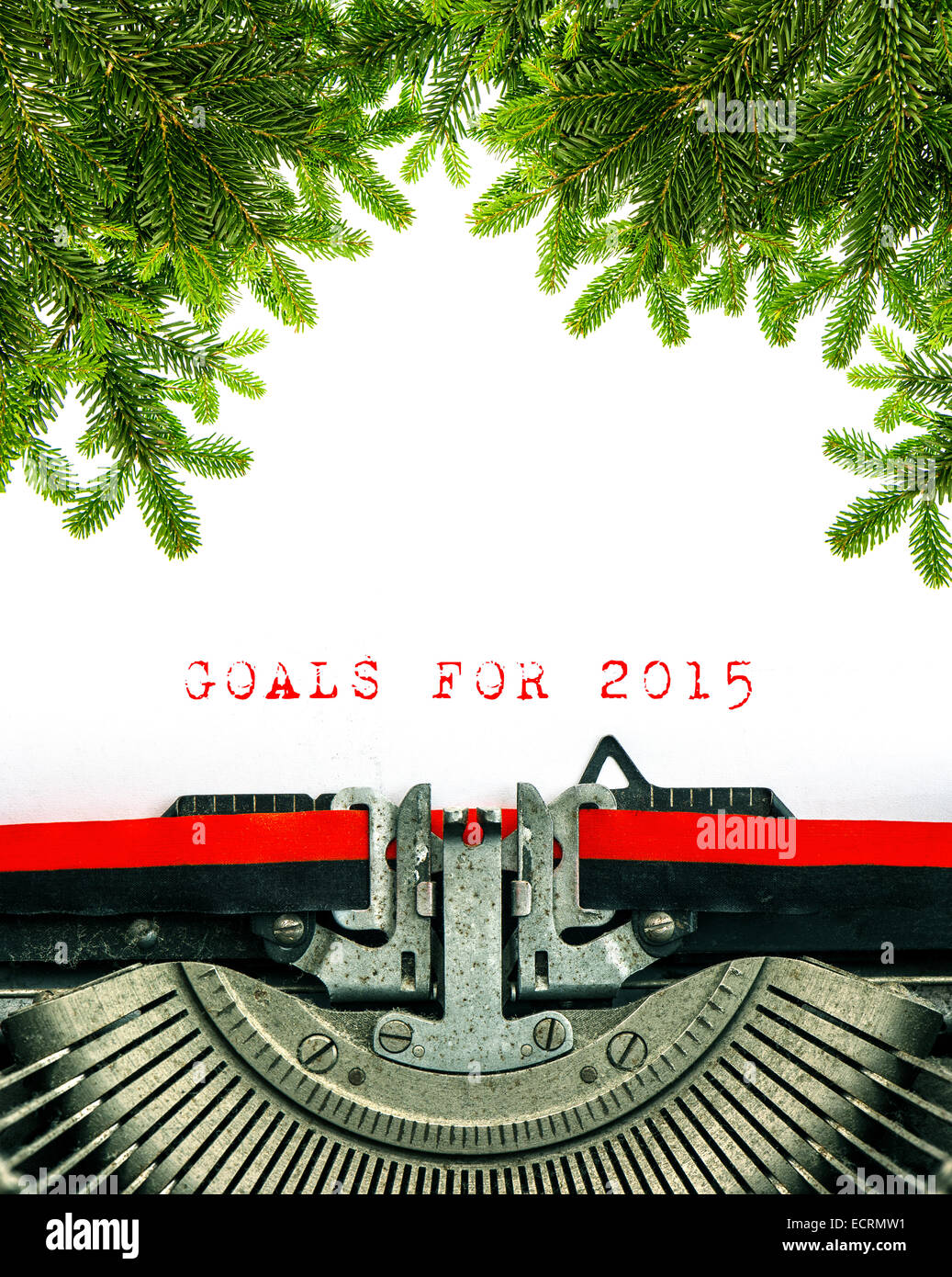 Alte Schreibmaschine mit Beispieltext Ziele für das Jahr 2015. Weihnachtsbaum Zweige Dekoration Stockfoto