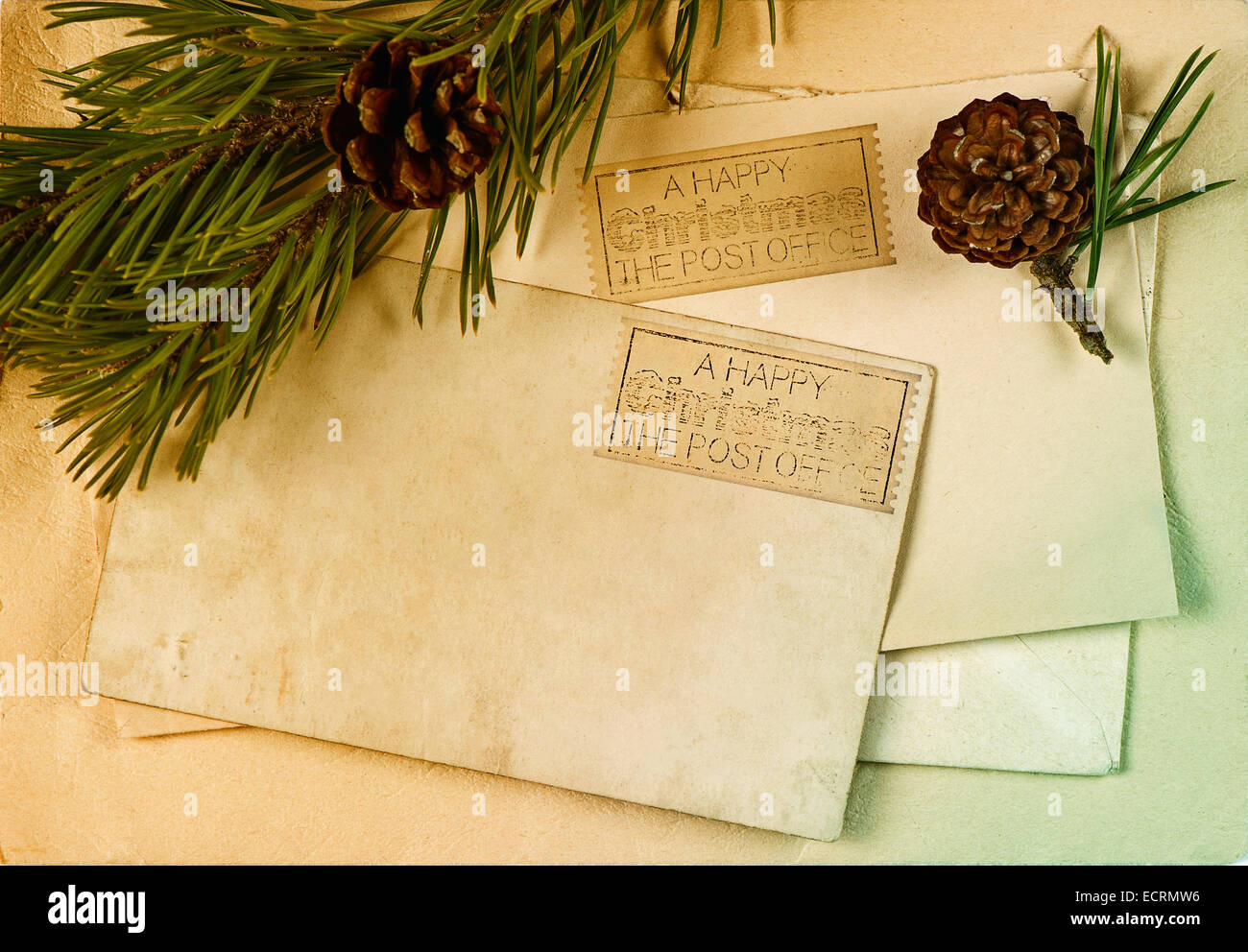 Vintage Weihnachten Postkarte und Umschlag mit Kiefer Baum Zweig Dekoration. Retro-Stil getönten Bild Stockfoto