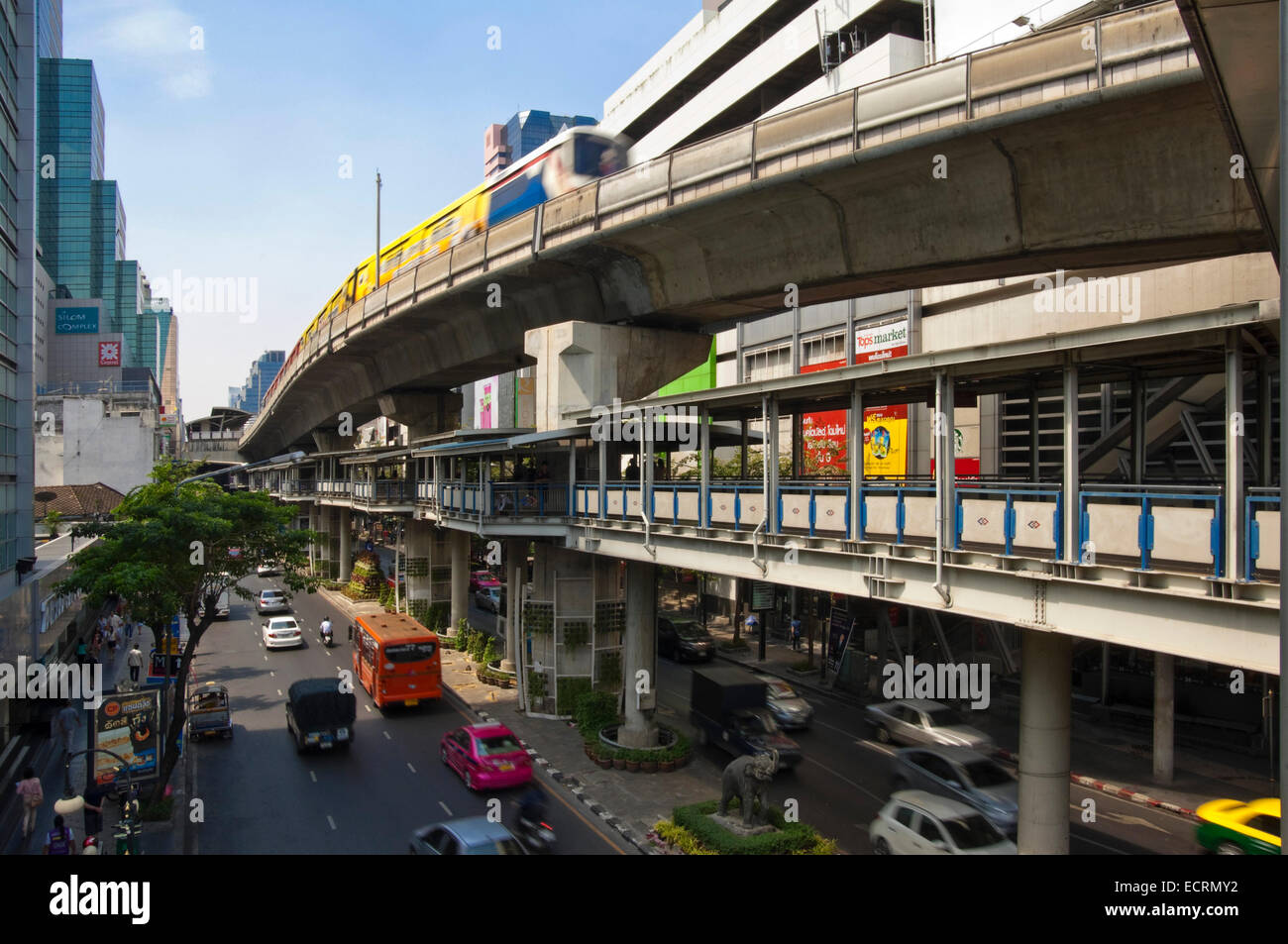 Horizontale Stadtbild von Bangkoks erhöhte BTS Skytrain ÖPNV-Netz entlang der Silom Road. Stockfoto