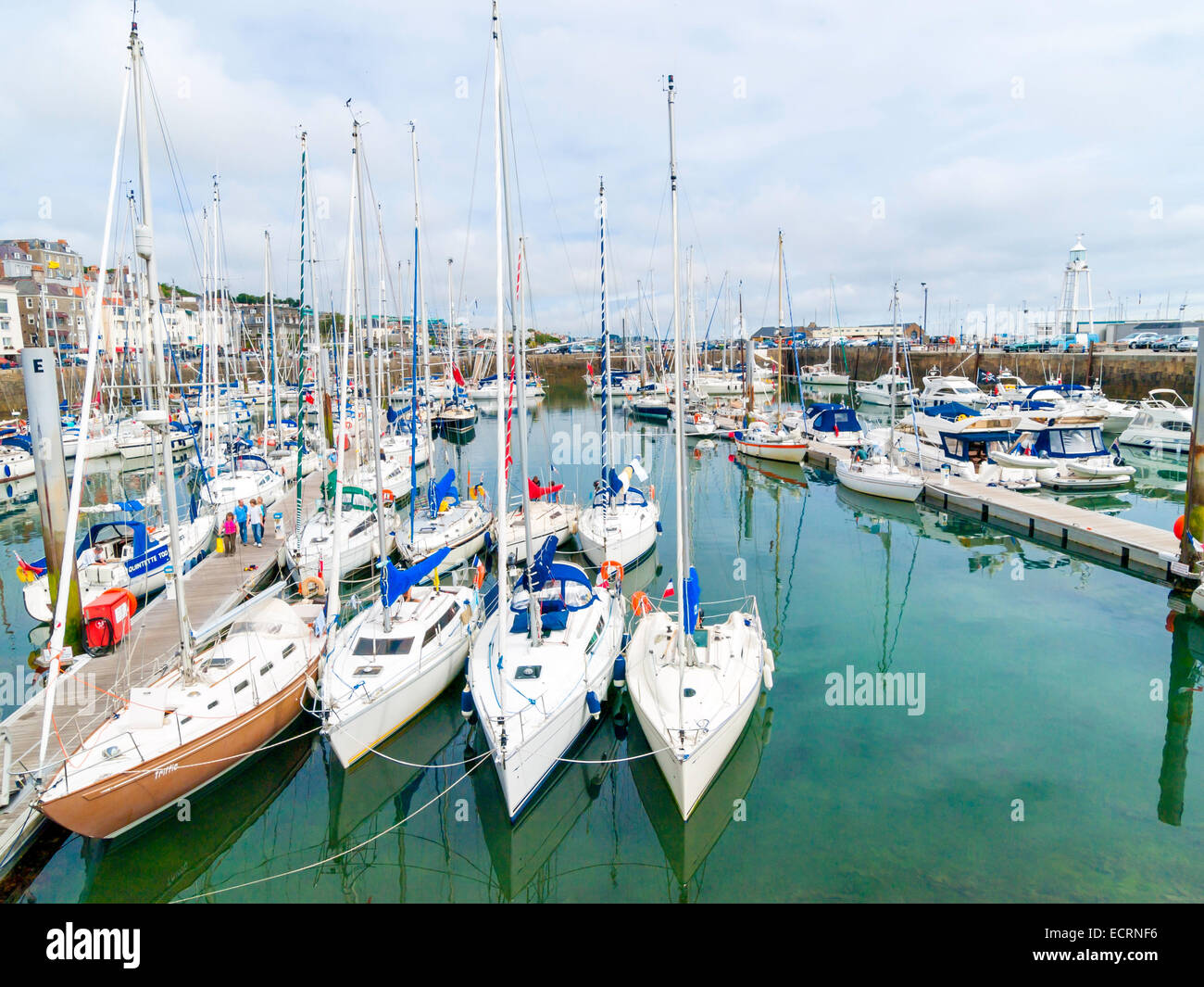 Segel- und andere Sportboote in Victoria Marina St Peter Port Guernsey Kanalinseln Stockfoto