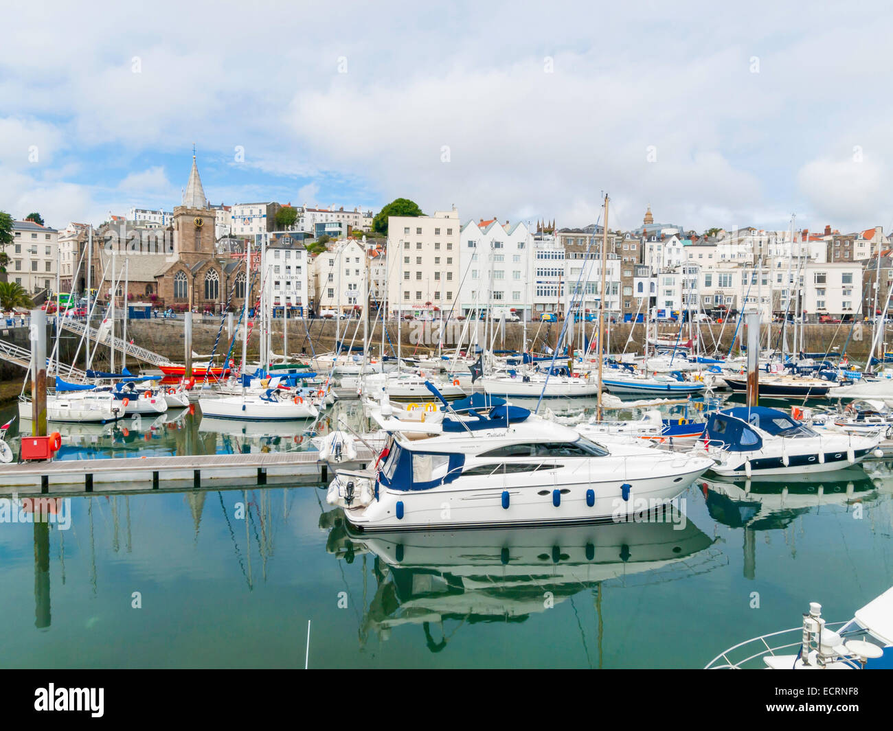Sportboote in Victoria Marina St Peter Port Guernsey Kanalinseln Stockfoto