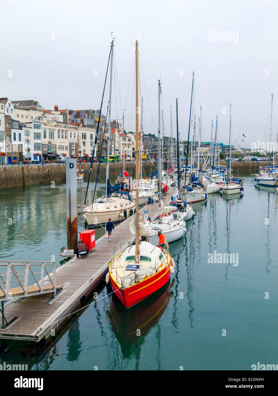Segel- und andere Sportboote in Victoria Marina St Peter Port Guernsey Kanalinseln Stockfoto