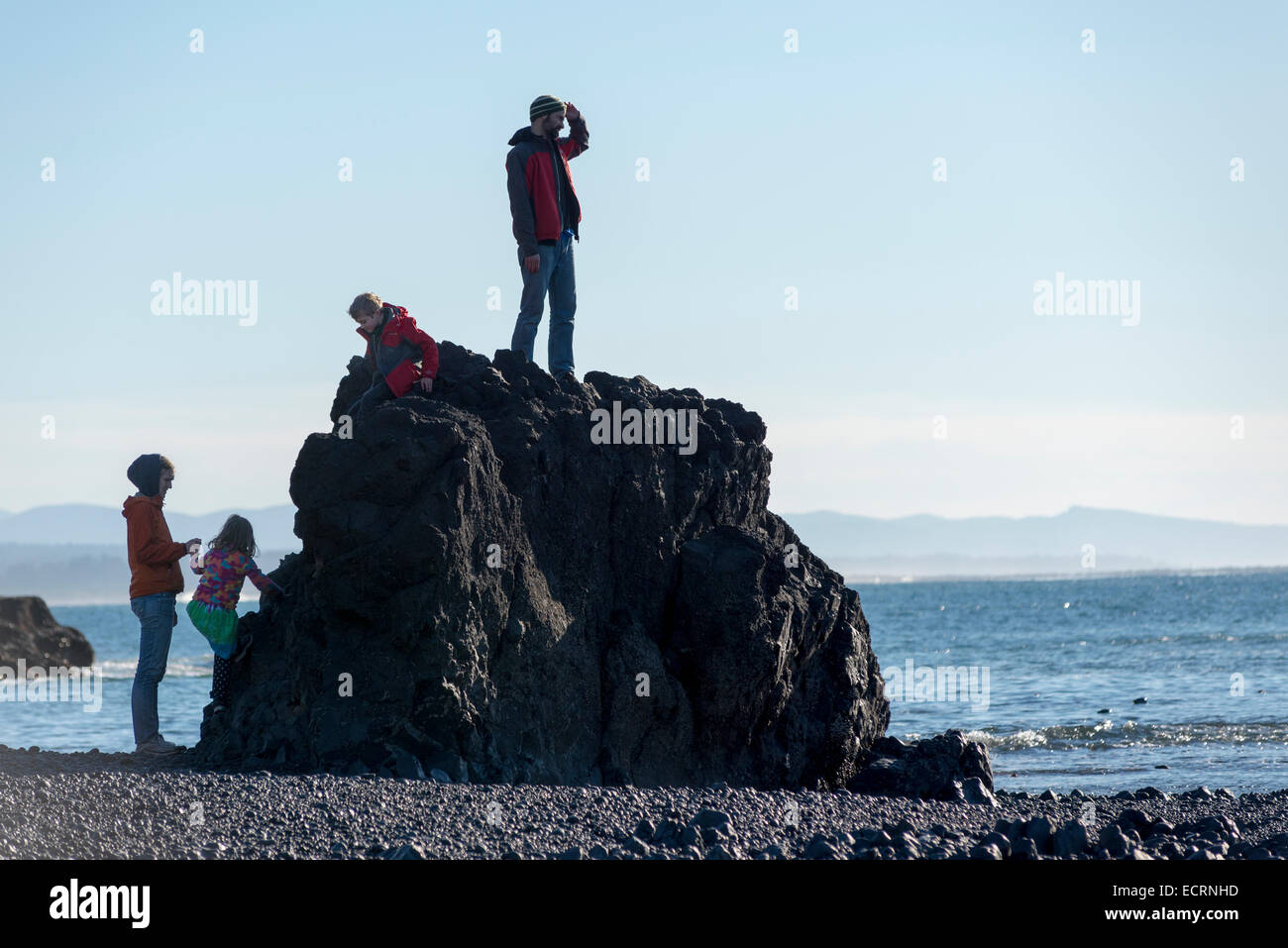 Familie auf einem Felsen an der Küste Oregons. Stockfoto