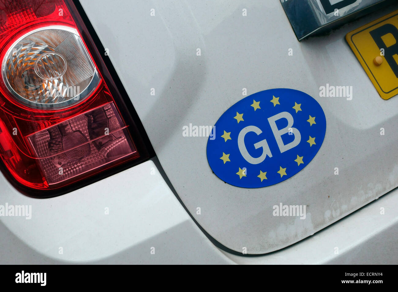 GB-Aufkleber mit europäischen Sternen auf der Rückseite eines Autos Stockfoto