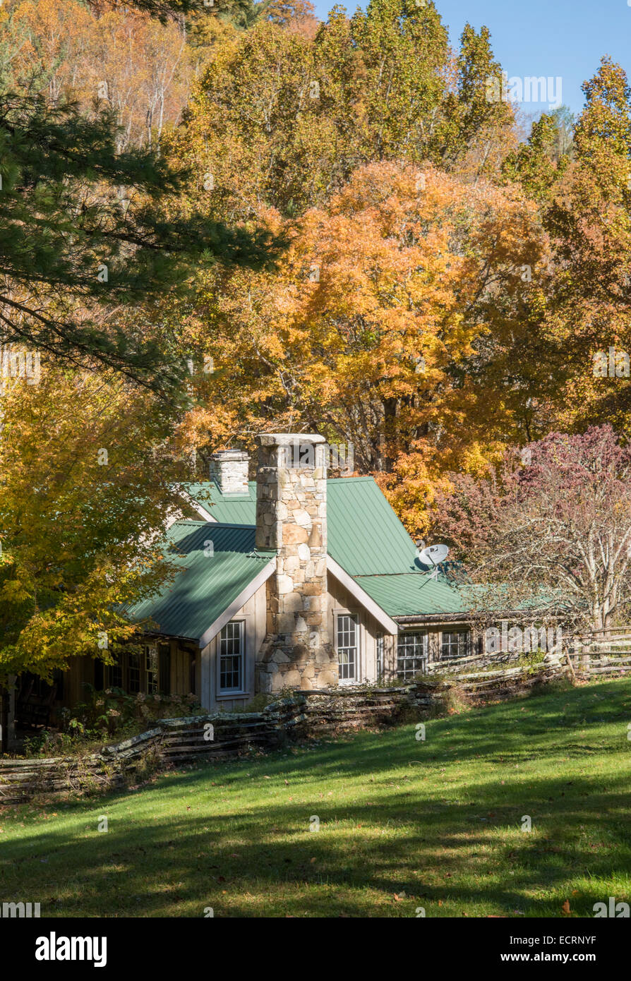 Gehobenen Sie ländlichen Hütte Haus im Herbst Farbeinstellung Stockfoto