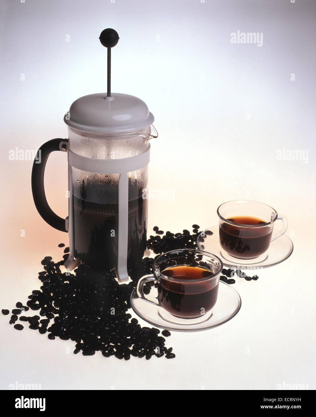 Französische Presse Kaffeemaschine, Bohnen und Tassen Kaffee Stockfoto
