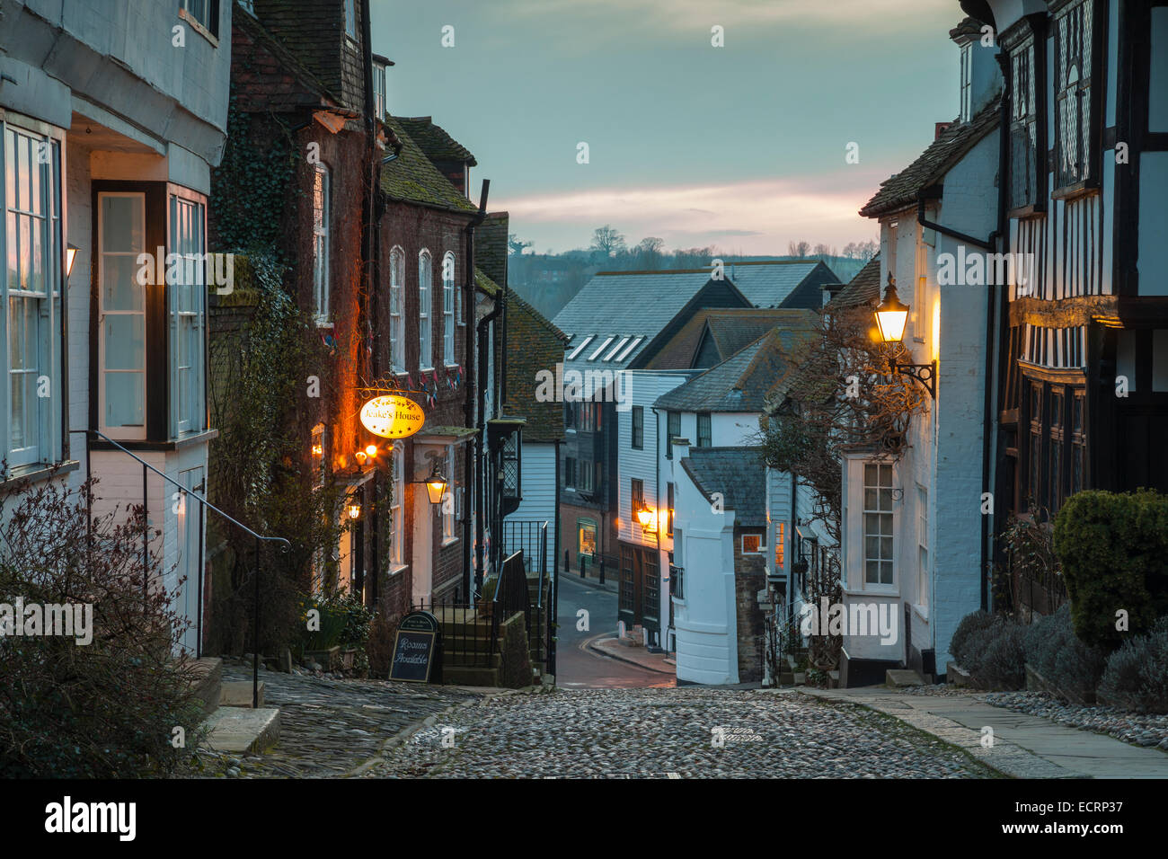 Frühling-Nachmittag auf Mermaid Straße in Roggen, East Sussex, England. Stockfoto