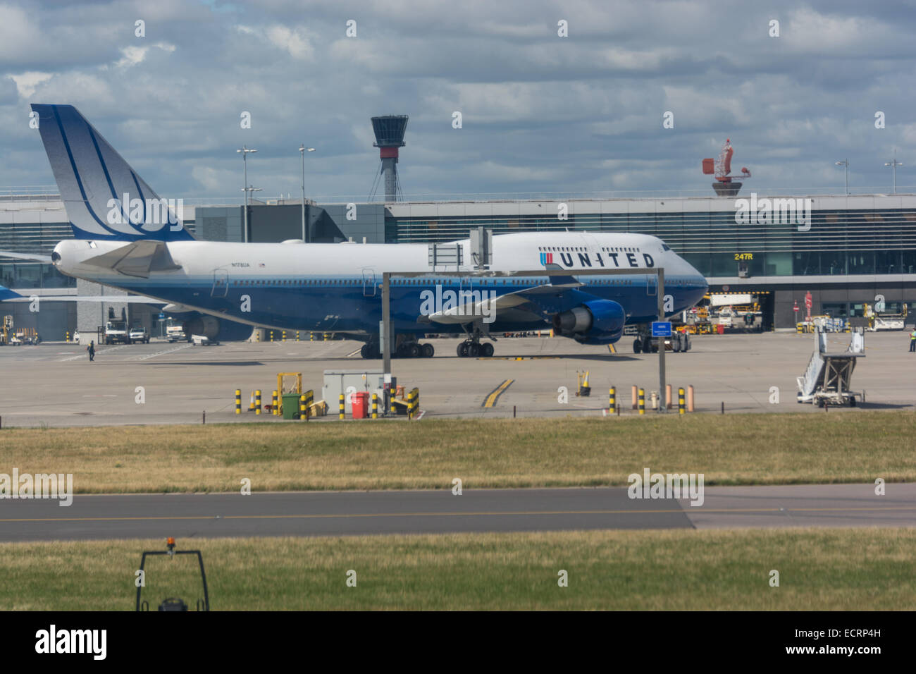 London Heathrow Airport ist ein wichtiger internationaler Flughafen in West-London, England, Vereinigtes Königreich. Heathrow ist der größte Flughafen in Großbritannien und auch die am stärksten frequentierte Flughafen in Europa durch den Pkw-Verkehr. Stockfoto