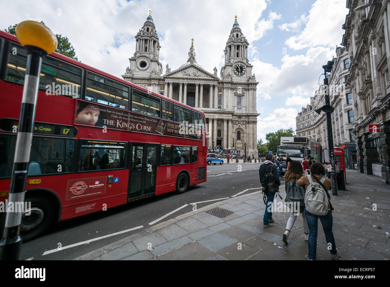 Blick auf St. Paul Kathedrale. Es liegt am oberen Rand Ludgate Hill - der höchste Punkt in der Londoner City. Kathedrale wurde von Christopher Wren zwischen 1675 und 1711 erbaut. Stockfoto