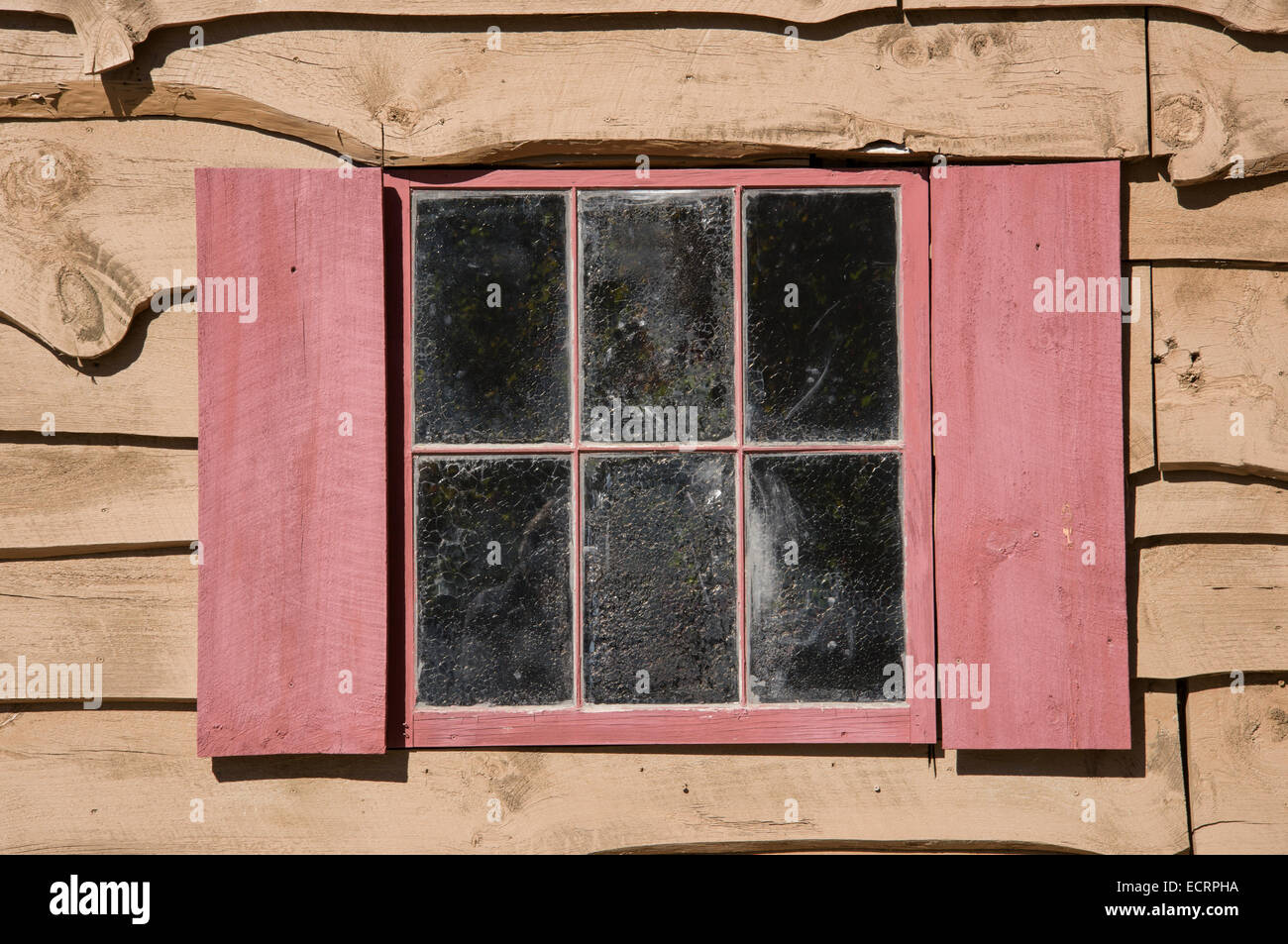 Fenster in urigen Almhütte Stockfoto