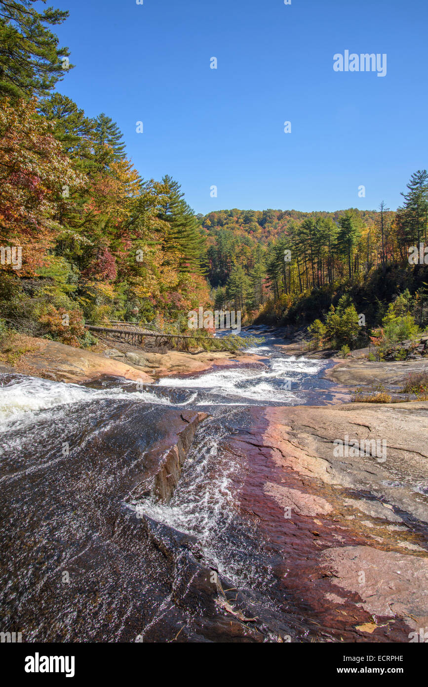 Malerischen Fluss im Herbst bei Toxaway Fälle, Nord-Carolina Stockfoto