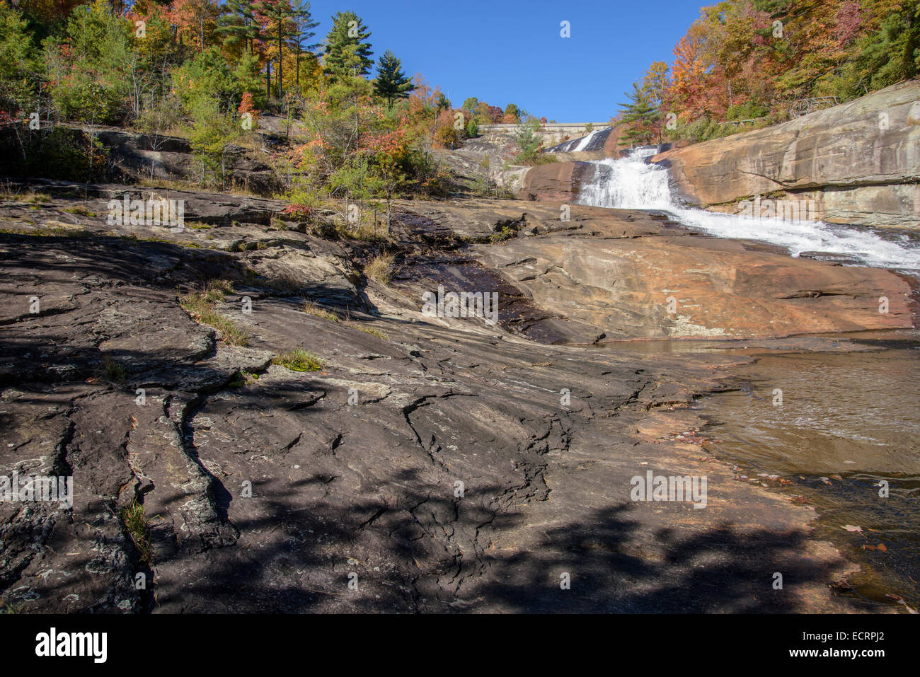 Malerischen Fluss im Herbst bei Toxaway Fälle, Nord-Carolina Stockfoto