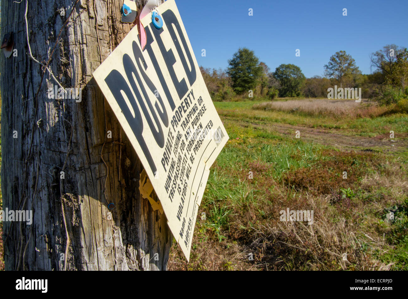 Kein Hausfriedensbruch Zeichen auf Post inmitten der ländlichen Bauernhof Stockfoto