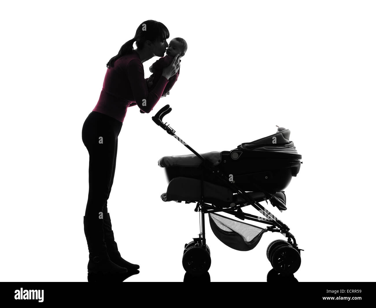 eine Frau Kinderwagen Baby küssen Silhouette festhalten weißer Hintergrund Stockfoto