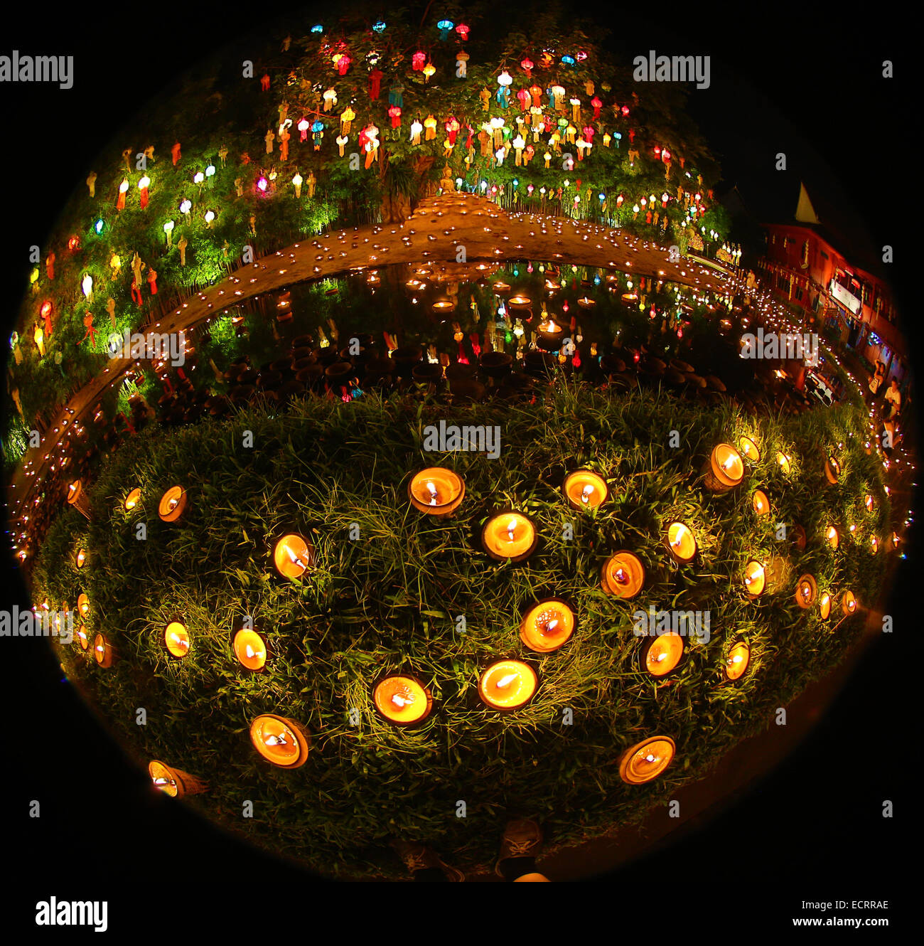 Laternen und Kerzen spiegelt sich in einem Pool mit einem Buddha Statur für das Loy Krathong fest im Wat Phan Tao Tempel in Chiang Ma Stockfoto