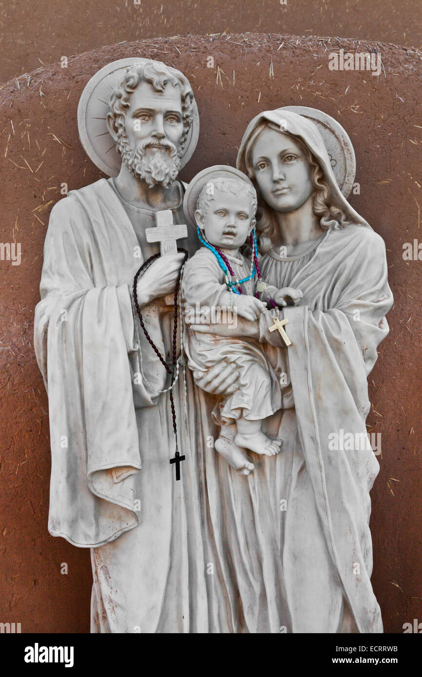 Statue von Maria, Josef und Jesus in der SAN FRANCISCO DE ASIS Kirche erbaut im Jahre 1813 - TAOS NEW MEXICO Stockfoto