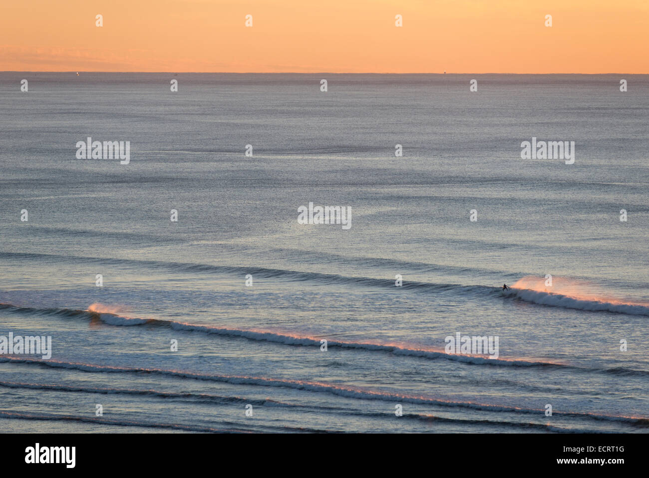 Surfen bei Sonnenuntergang an der Küste Oregons. Stockfoto