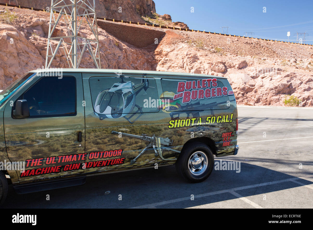 Ein LKW Werbung eine Kugeln und Burger joint, wo Sie eine Maschinengewehr schießen. Es scheint alles zu verkörpern, die schlecht über Stockfoto