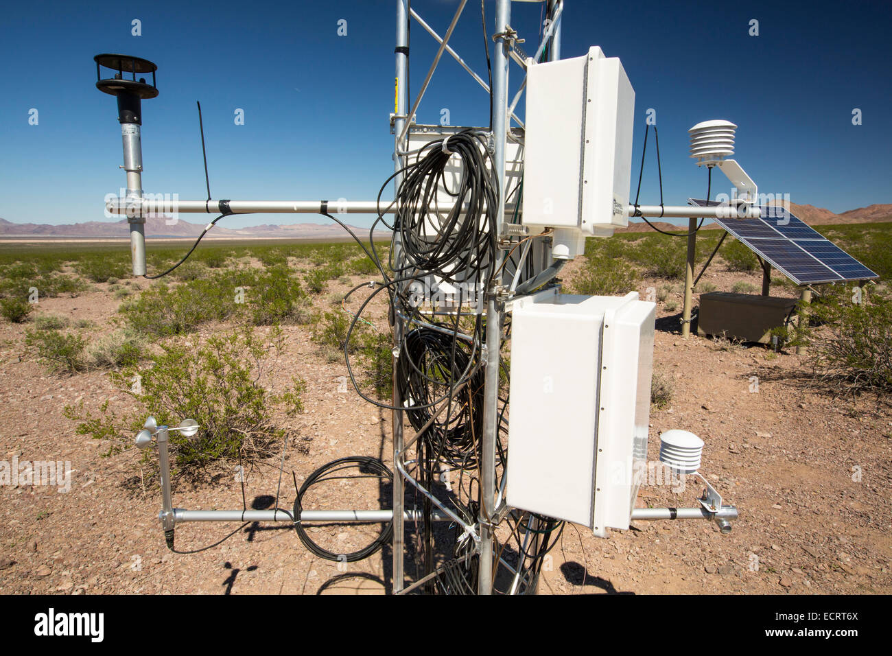 Eine automatisierte Wetterstation vom Copper Mountain Solar 3-Projekt ist ein 250-Megawatt-Solarkraftwerk, das genug Energie, um Leistung 80, 000 Häuser in Nevada, USA produziert. Stockfoto